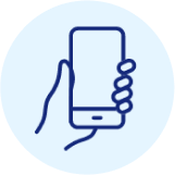 Icono azul de una mano sujetando un móvil sobre un fondo azul claro.