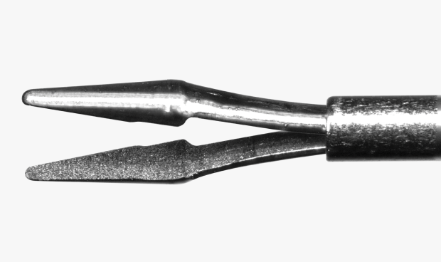 Primer plano de los fórceps FINESSE MAXGRIP.