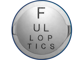 Imagen en primer plano de la LIO Clareon con letras detrás que muestra el uso completo de la óptica asférica de 6 mm.