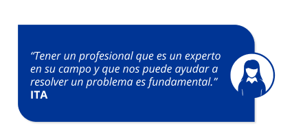 Texto blanco que dice: “tener un profesional que es un experto en este campo y que nos puede ayudar a resolver el problema, es fundamental”.  La cita es de un cliente de Alcon de Italia. El texto aparece sobre un fondo rectangular curvado de color azul oscuro. A la derecha del fondo azul rectangular curvado hay un icono de un hombre trajeado.