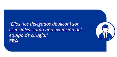 Texto blanco que dice: “los comerciales son esenciales -son como una extensión del equipo de quirófano.” La cita es de un cliente de Alcon de Francia. El texto aparece sobre un fondo rectangular curvado de color azul oscuro. A la derecha del fondo azul rectangular curvado hay un icono de un hombre trajeado.
