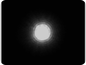 Fondo negro con una luz brillante en el medio con un ligero halo que representa la medición de halo del banco óptico para la LIO AcrySof IQ Vivity®.