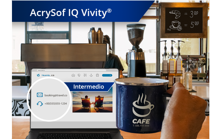 Imagen más nítida de cafetería con vista de la zona con cafeteras y otros ingredientes. Hay un ordenador portátil abierto sobre la barra y la mano de una persona que sujeta una taza de café a la derecha de la pantalla del portátil. Aparece un texto blanco en la esquina superior izquierda de esta imagen que dice “AcrySof IQ Vivity.”