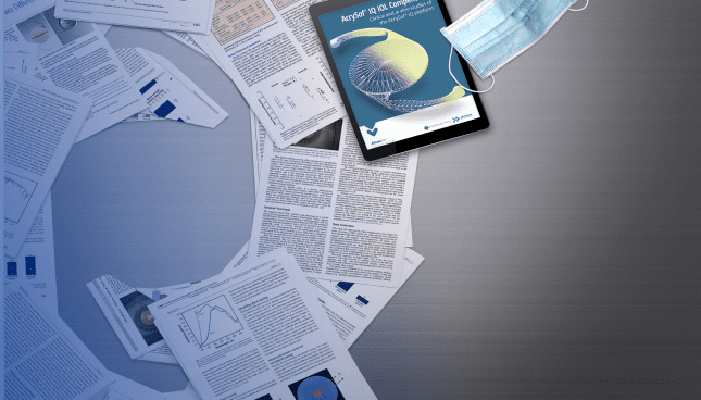 magen de unos papeles de investigación impresos colocados en el suelo de tal forma que los bordes de los papeles crean el contorno de una LIO. Encima de los documentos hay un iPad que muestra la portada de un estudio sobre la plataforma AcrySof IQ. Junto al iPad hay una mascarilla médica azul. Todo ello aparece sobre un fondo gris.