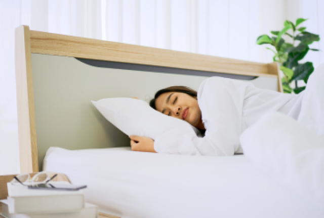 Persona durmiendo en la cama