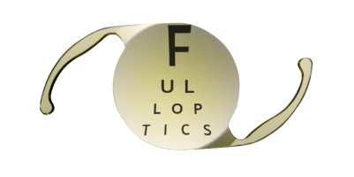 Close-up van een AcrySof IQ IOL met letters erachter, die het volledige gebruik van de 6 mm asferische optiek laten zien.